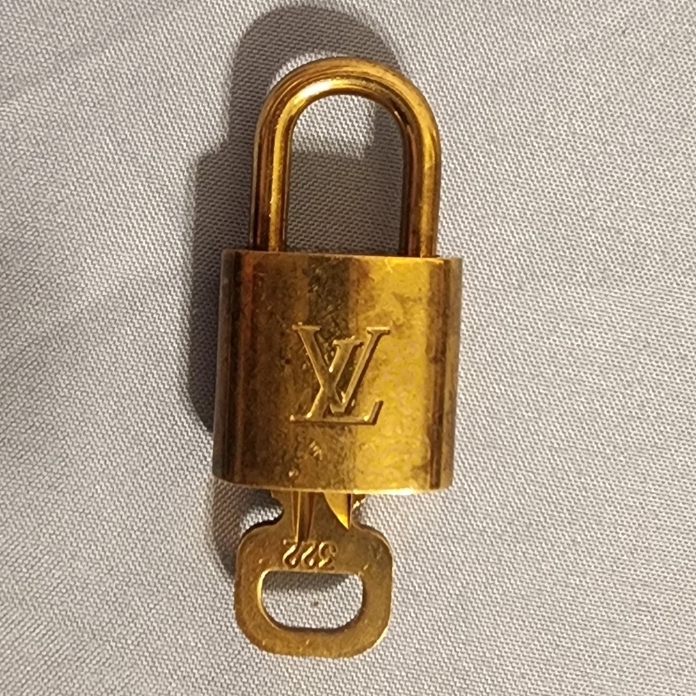 Louis Vuitton Lock And Key #322 Has Some Scratches On It.